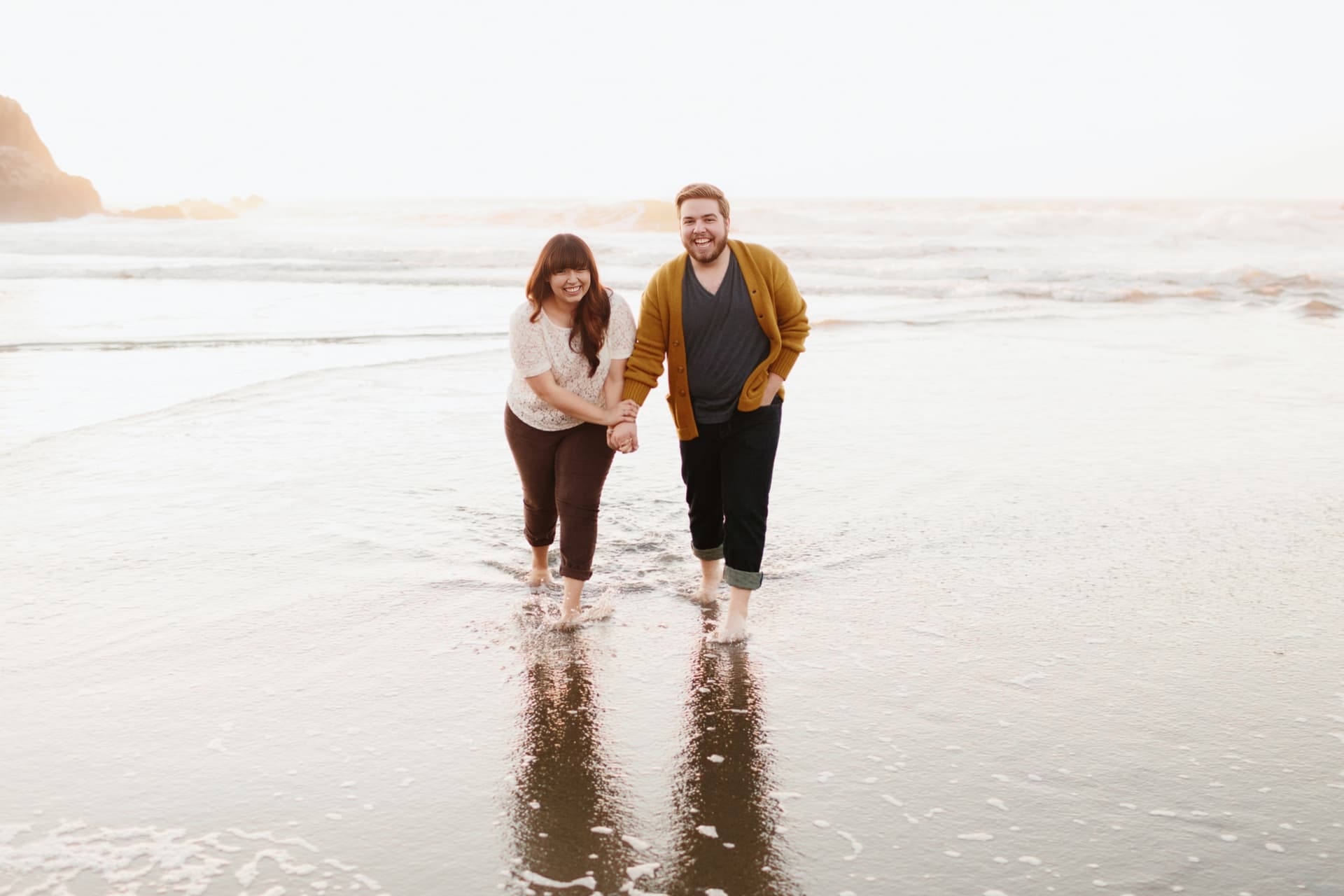 Pareja sonriente en la playa