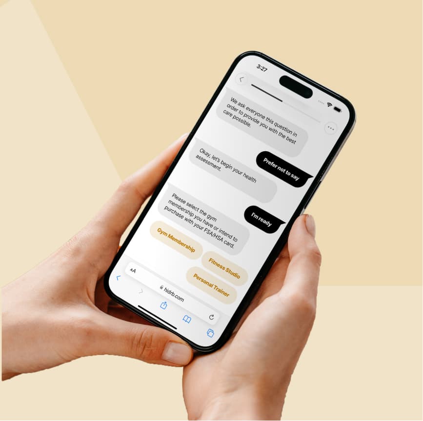 Con las manos sosteniendo un teléfono que muestra una consulta de chat con un Dr. B