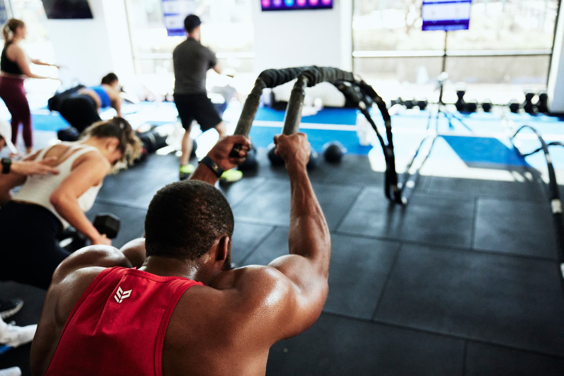 Persona en un F-45 haciendo ejercicio con cuerdas de combate