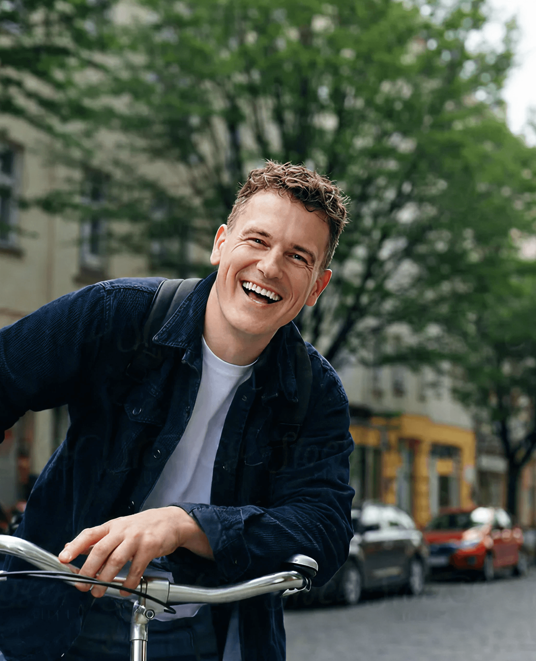 Hombre en bicicleta inclinado y sonriendo