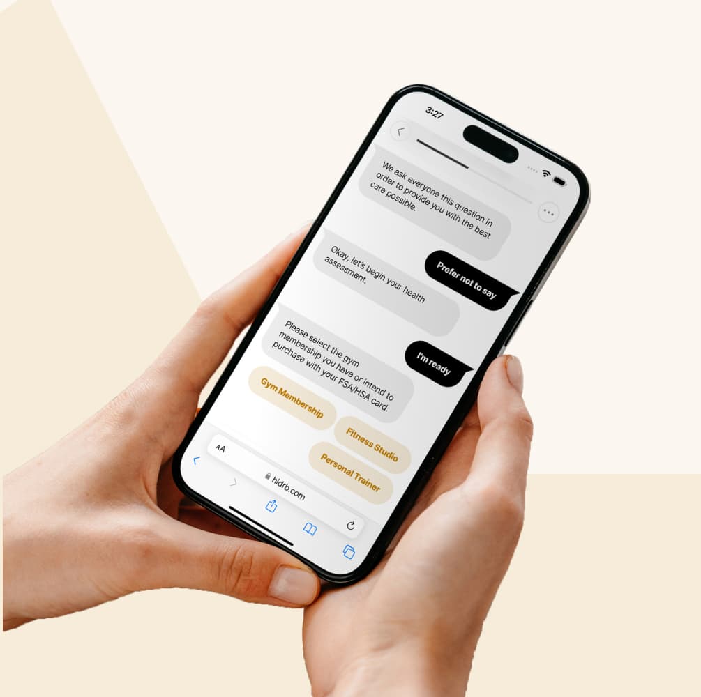 Con las manos sujetando un teléfono que muestra una consulta por chat con el Dr. B