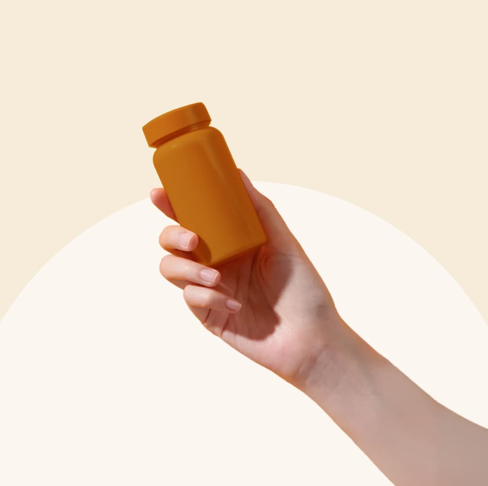 Una persona que sostiene un frasco que representa su receta y que simboliza el inicio de su proceso de tratamiento