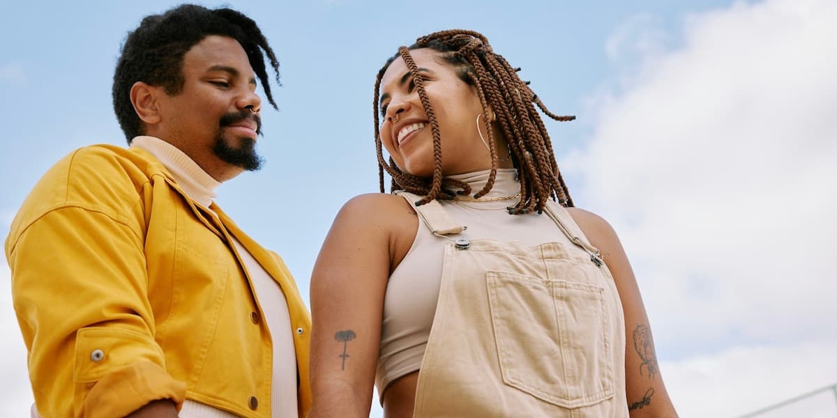 En este artículo, un par de abrazos muestran cómo la terapia de reemplazo hormonal (HT) y el tratamiento con GLP-1 ofrecen beneficios de salud a algunos hombres y mujeres cuando se toman juntos.