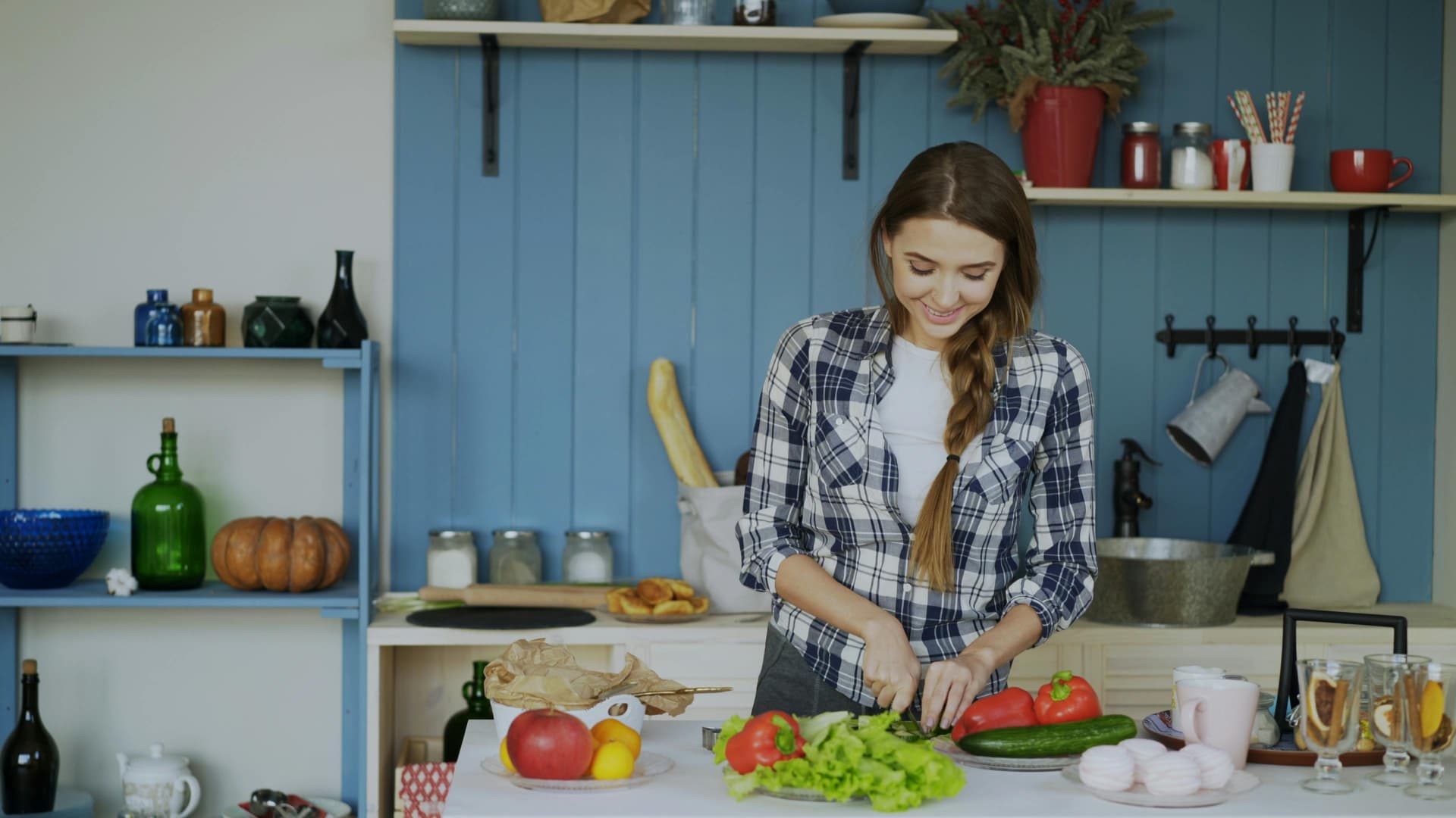 Una mujer preparando una comida nutritiva